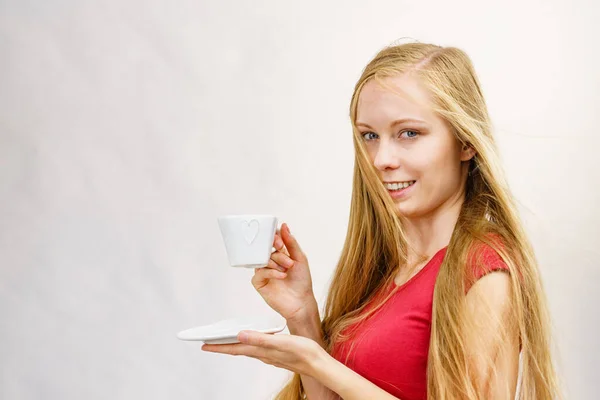 Menina Loira Com Cabelos Longos Soprando Detém Copo Café Forma — Fotografia de Stock