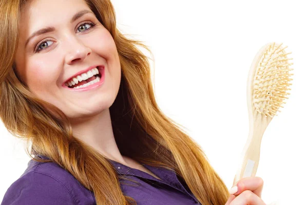 Genç Bir Kadın Uzun Sağlıklı Kahverengi Saçlarını Tarıyor Fırça Kullanıyor — Stok fotoğraf