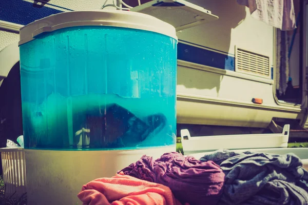 キャラバンで洗濯屋をやってる きれいな服と洗濯機の作業でボウル キャンプ場でのキャンプ — ストック写真