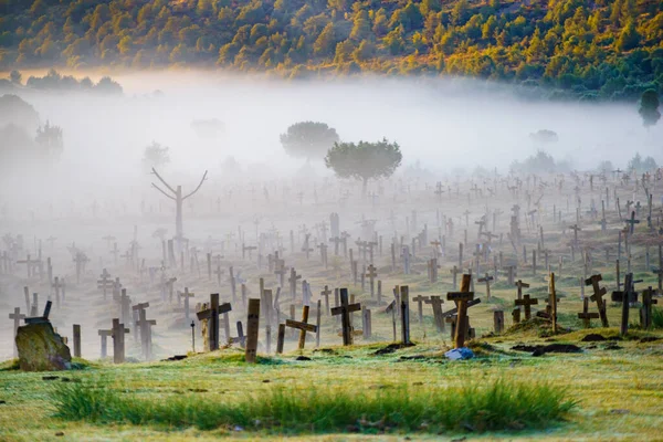 스페인 부르고스 묘지에서 아침의 안개낀 관광객 스파게티 웨스턴 — 스톡 사진