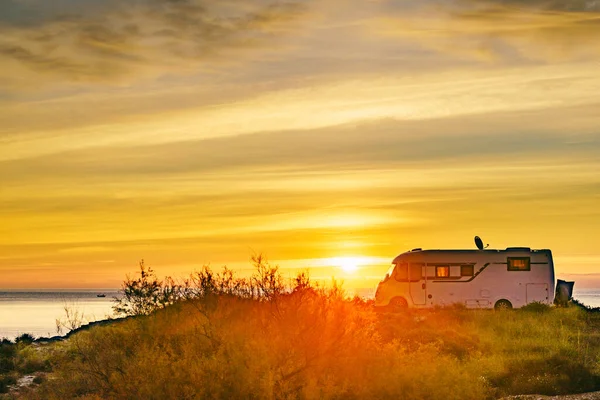 Slunce Vychází Nad Mořským Horizontem Karavan Kempuje Pobřeží Dovolená Španělsku — Stock fotografie