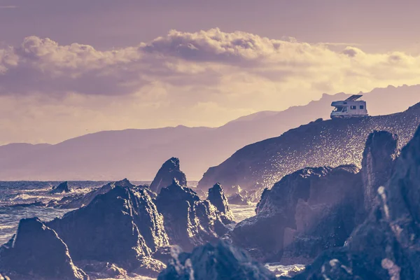 Kayalık Deniz Kıyısında Kamp Yapan Karavanlı Deniz Manzarası Akdeniz Bölgesi — Stok fotoğraf