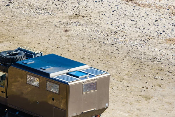 Kamyon Şoförü Sahil Doğasında Kamp Yapan Bir Kamyonu Karavanla Git — Stok fotoğraf