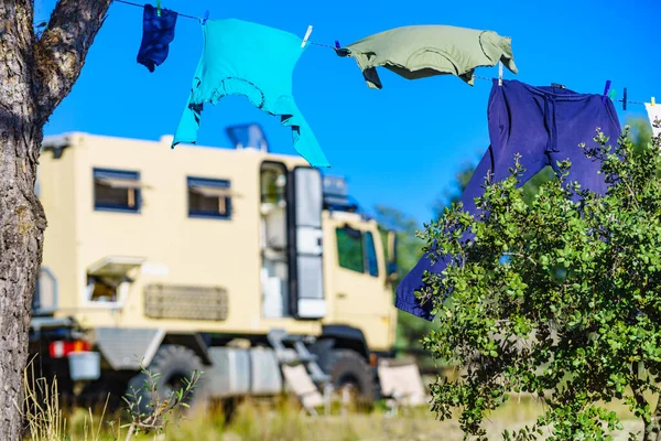 Kemping Przyrodzie Road Trip Pranie Ubrania Wiszące Wyschnięcia Przez Camper — Zdjęcie stockowe