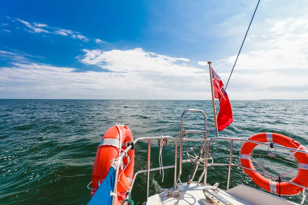 Cestování Vodou Dobrodružný Koncept Výhled Moře Jachty Modrá Klidná Voda — Stock fotografie