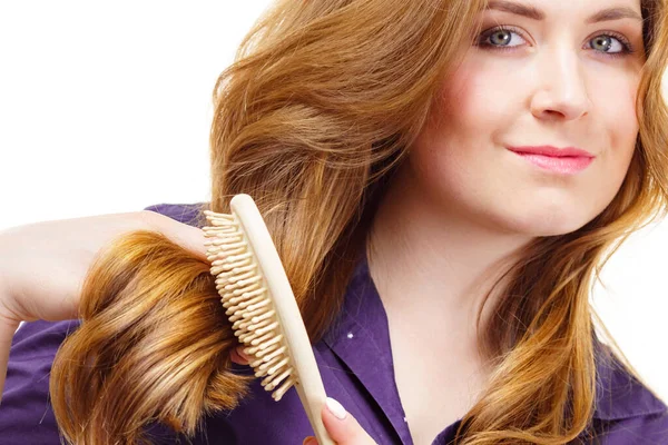 Jeune Femme Peignage Longs Cheveux Bruns Sains Aide Une Brosse — Photo