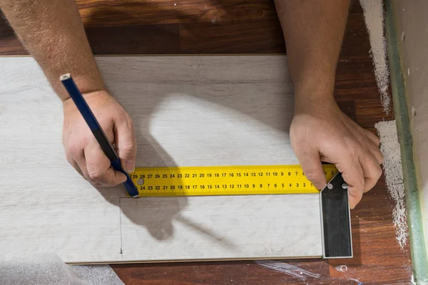 Construcion Trabalhador Medição Painéis Chão Usando Régua Lápis Conceito Renovação — Fotografia de Stock