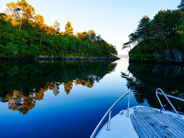 Motorboat Blue Water Surface Boat Ride Relaxing Peaceful Moment Waves — Stockfoto