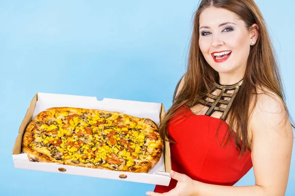 Menschen Italienisches Kochkonzept Junge Frau Hält Heiße Frische Große Pizza — Stockfoto