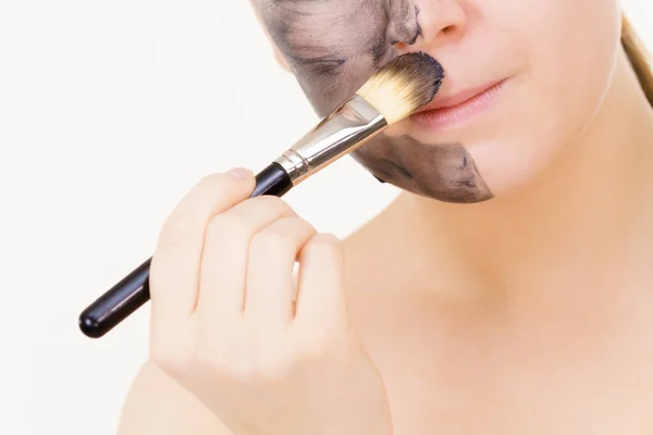 Kobieta Nakładająca Twarz Glinianą Maskę Węglowodanów Używając Akcesoriów Szczotki Zabieg — Zdjęcie stockowe