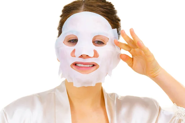 Donna Che Applica Una Maschera Lenzuolo Sul Viso Sul Bianco — Foto Stock