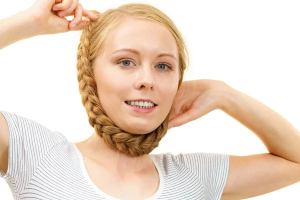 Blondynka Długimi Warkoczami Szyi Pielęgnacja Włosów Fryzura — Zdjęcie stockowe