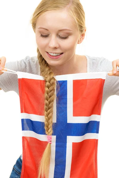 金发年轻女子 少女辫子式的头发上挂着挪威国旗 斯堪的纳维亚人 — 图库照片