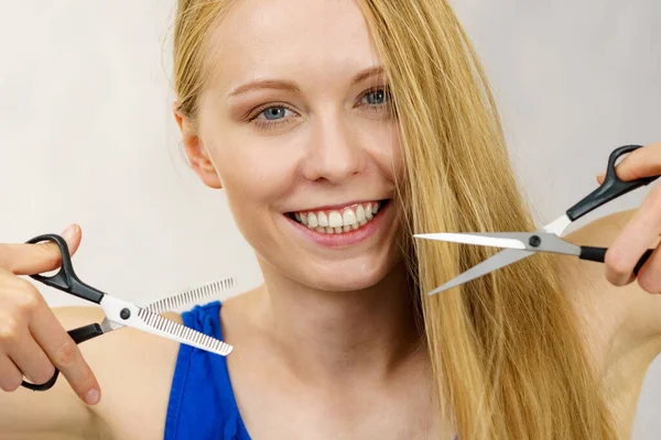 理发美发的概念 年轻的金发女人拿着剪刀 展示正常的工作工具和稀疏的剪子 — 图库照片