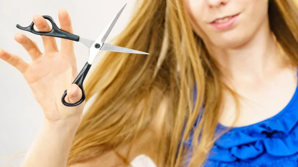 Jonge Vrouw Met Schaar Klaar Haar Knippen Blond Vrouwtje Met — Stockfoto