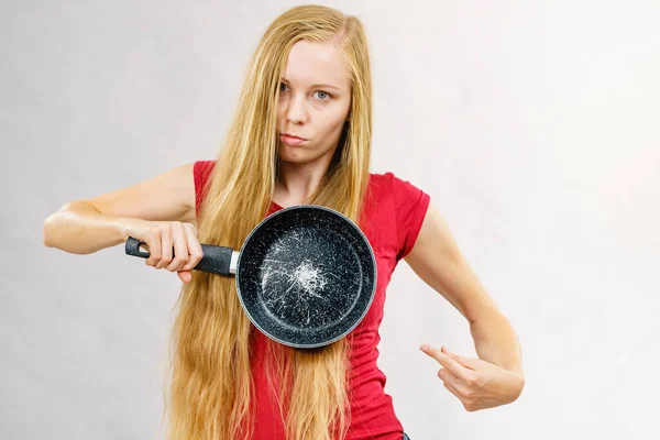 Woman Holding Scratched Frying Pan Cause Cancer Torn Coating Kitchen — Stock Photo, Image