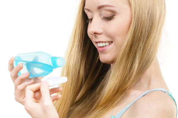 Hautpflege Junge Frau Hält Flasche Mit Reinigungsmittel Der Hand Reinigt — Stockfoto