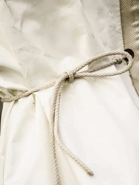 白色防水布 用带金属丝或绳索的防水材料制成 作为大帐篷或窗帘的细部 — 图库照片