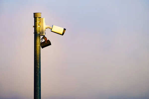 空に対するセキュリティカメラCctvビデオ監視 — ストック写真