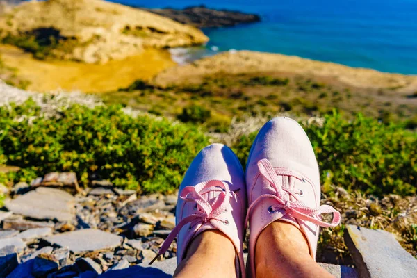 地中海沿岸の風景に対するスニーカーの女性の足 ムルシア州 スペインのカルブランケ公園 ハイキング 休暇活動 — ストック写真