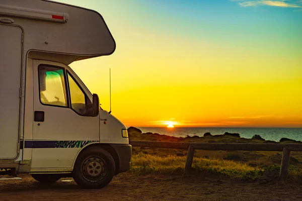 Camper Campen Strand Meer Bei Sonnenaufgang Abenteuer Reisen Mit Dem — Stockfoto