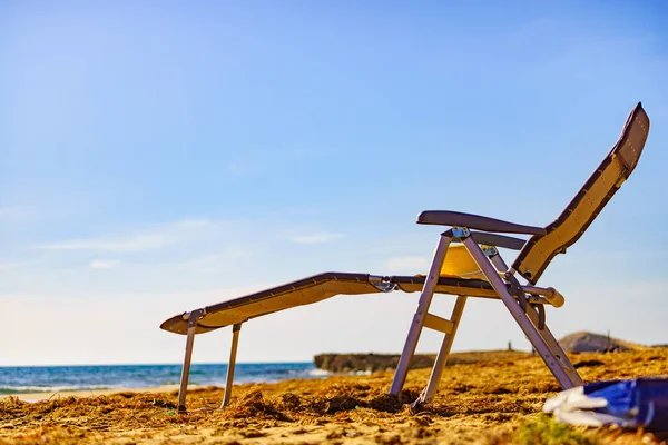 夏天和假日 在海滨休息 沙滩海滨上的躺椅 日光浴帽和黄色草帽 — 图库照片