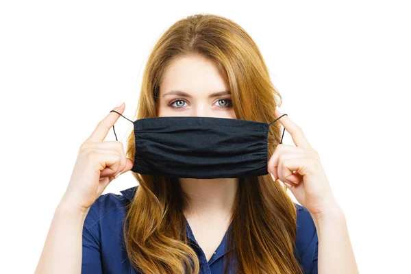 黒の保護再利用可能なフェイスマスクを使用して女性は 口をカバー コロナウイルスの予防 健康と安全 — ストック写真