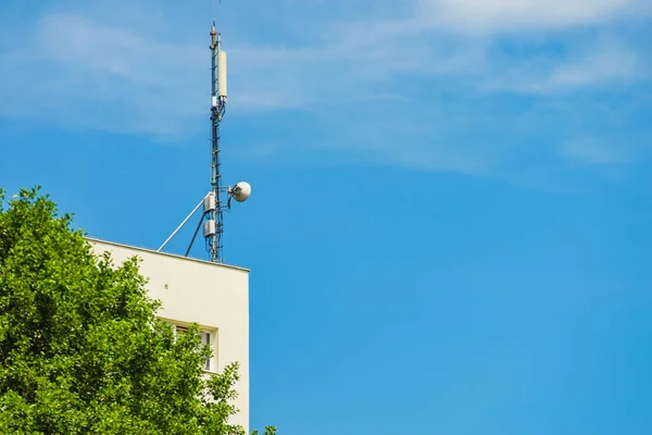 Сигнал Вышка Мобильного Телефона Против Голубого Неба Радиоантенна Современная Телекоммуникация — стоковое фото