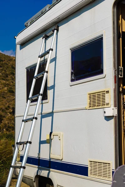Zelten Der Natur Wohnmobil Mit Tragbarer Leiter Caravaning Ausrüstung Wartung — Stockfoto
