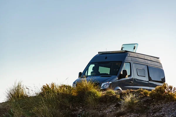 Campervan Karavanı Doğada Kamp Yapıyor Minibüs Hayatı Karavan Tatili — Stok fotoğraf