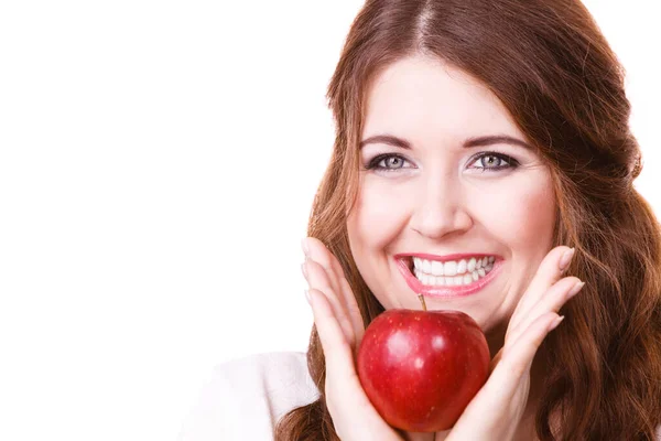 Mulher Segurando Fruta Maçã Vermelha Mão Perto Rosto Sorrindo Isolado — Fotografia de Stock