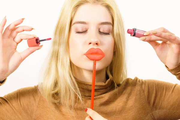 여자가 립스틱이나 립글로스를 바르고 입술을 막대기에 붙이는 마무리 짓는다 — 스톡 사진