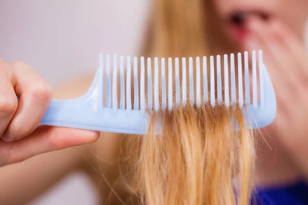 Haircare Blonde Girl Showing Her Damaged Dry Hair Ends Comb — Stock Photo, Image
