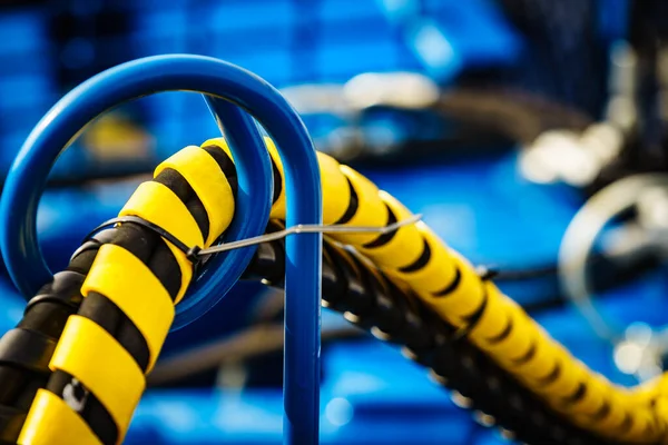 Węże Hydrauliczne Czarno Żółtych Spiralnych Okładzinach Ochronnych Szczegóły Przemysłowe Maszyn — Zdjęcie stockowe