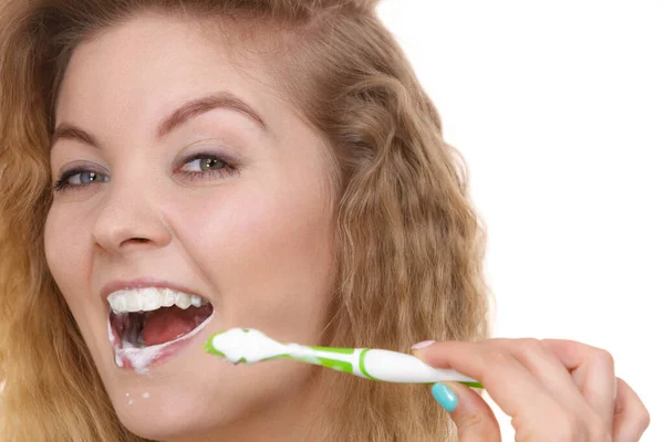 妇女刷牙 一个带着牙刷的积极女孩口腔卫生 因白人背景而被隔离 — 图库照片