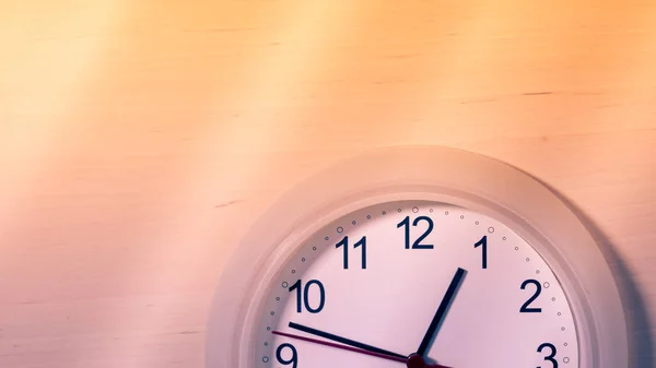 Relógio Pendurado Parede Ticking Mostrando Uma Hora — Fotografia de Stock
