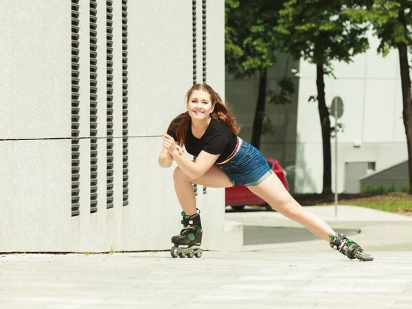 十几岁的妇女穿着旱冰鞋在城市快速骑 女性运动在夏天的时候有乐趣 — 图库照片