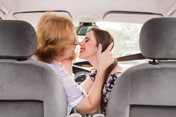 恋愛中の男女 夫婦の車の中で情熱を持って 内側からの眺めキス 関係概念 — ストック写真