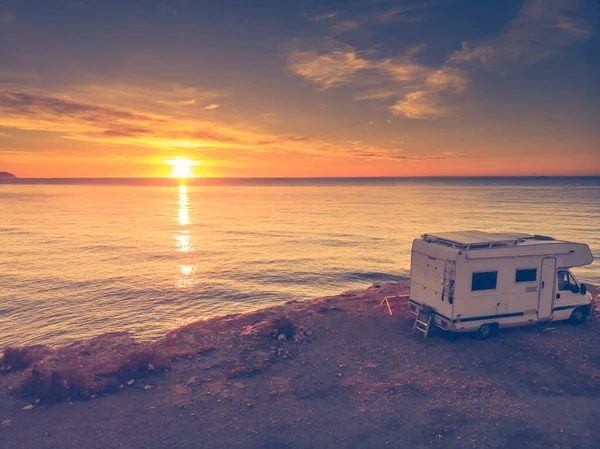 Kamp Arabası Karavanı Güneş Doğarken Sahil Kıyısında Kamp Yapıyor Macera — Stok fotoğraf