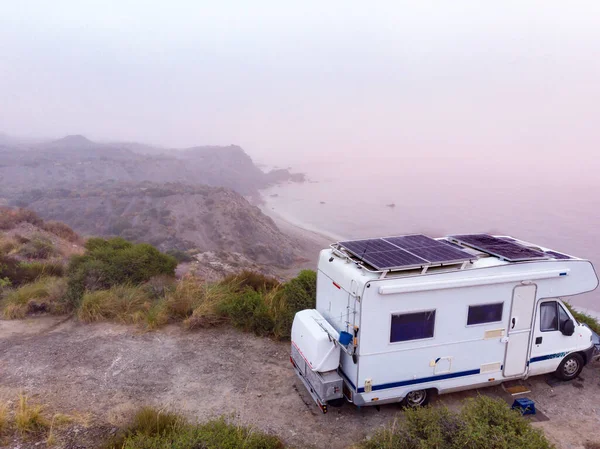 Vista Aérea Camper Con Paneles Solares Fotovoltaicos Techo Acampando Orilla — Foto de Stock