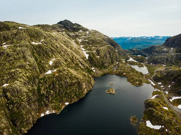 Vista Aérea Noruega Paisaje Carretera Lagos Rocas Pedregosas Montañas Ruta — Foto de Stock