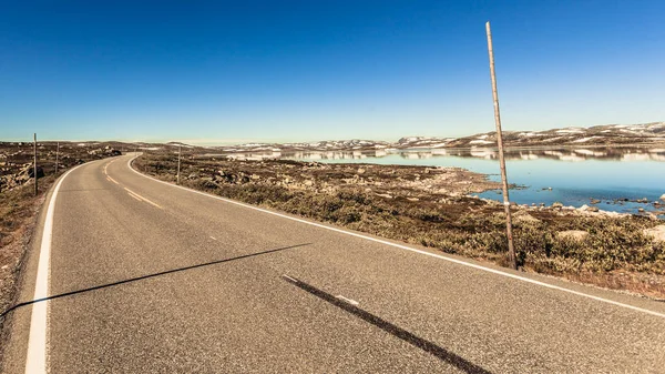 Camino Vacío Que Cruza Meseta Hardangervidda Verano Paisaje Noruego Turista —  Fotos de Stock