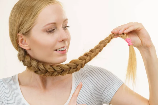 Jovem Loira Com Cabelos Longos Torno Pescoço Haircare Penteados Trançados — Fotografia de Stock