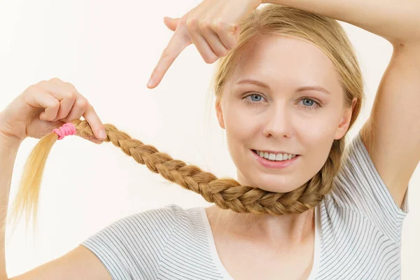 Menina Loira Com Cabelo Longo Trança Haircare Penteado Popular — Fotografia de Stock