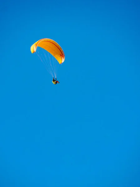 パラグライディング 極端なスポーツだ 青い空を飛ぶパラグライダーシルエット — ストック写真