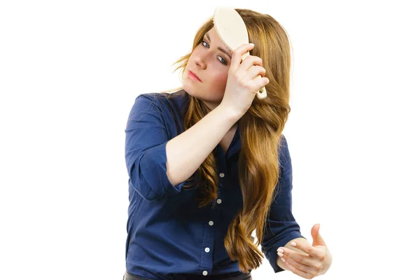 Młoda Kobieta Czesająca Długie Zdrowe Brązowe Włosy Szczotką Pielęgnacja Włosów — Zdjęcie stockowe