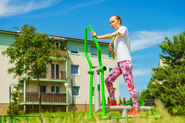 Wanita Muda Membuat Latihan Pada Peralatan Umum Taman Kota Gadis — Stok Foto