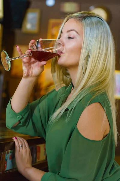 Dziewczyna Trzymająca Kieliszek Wina Pijąca Alkohol Nocnym Klubie Przy Ladzie — Zdjęcie stockowe