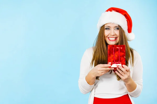 Lächelnde Frau Macht Gerne Weihnachtsgeschenke Weibchen Mit Weihnachtsmann Hut Und — Stockfoto