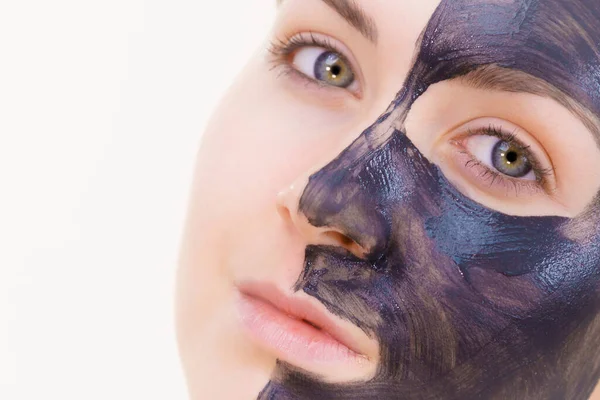 Perawatan Kulit Wanita Dengan Masker Wajah Arang Pembersih Dalam Setengah — Stok Foto